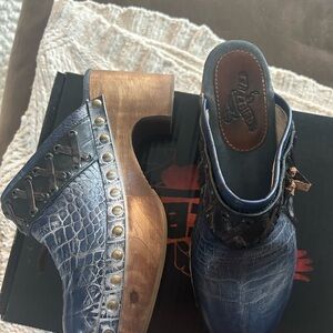 Freebird Woodstock clog size 7 in blue.